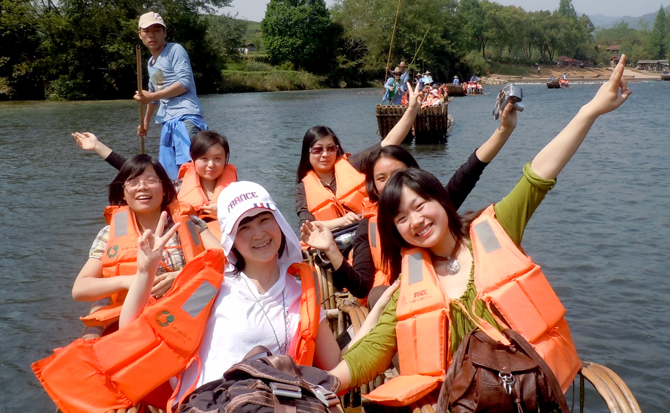 武夷山煙雨初歇，九曲溪清波漣漪