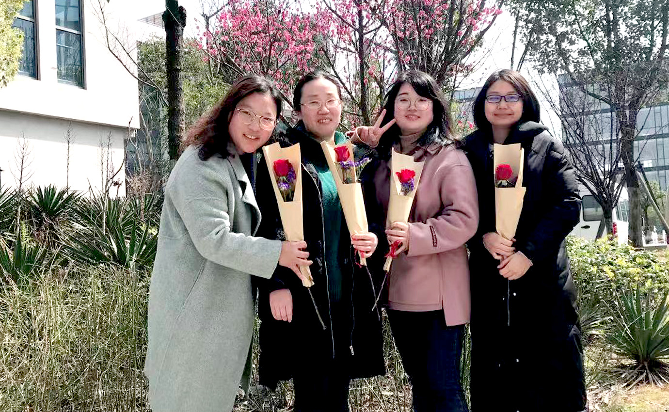 女神節(jié)，火紅的玫瑰獻(xiàn)給最美的你